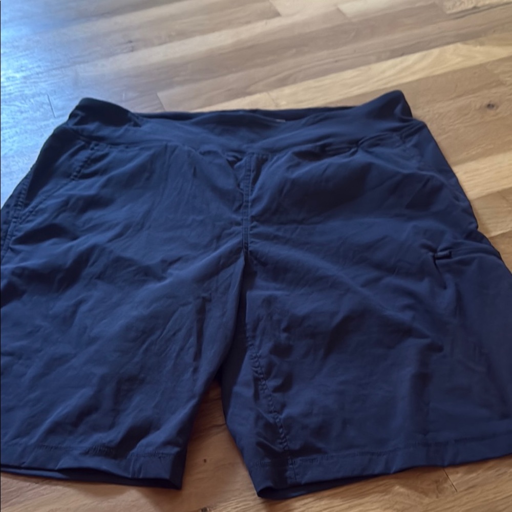 Mountain Hardwear Navy Blue Bermuda Shorts Lightweight Design